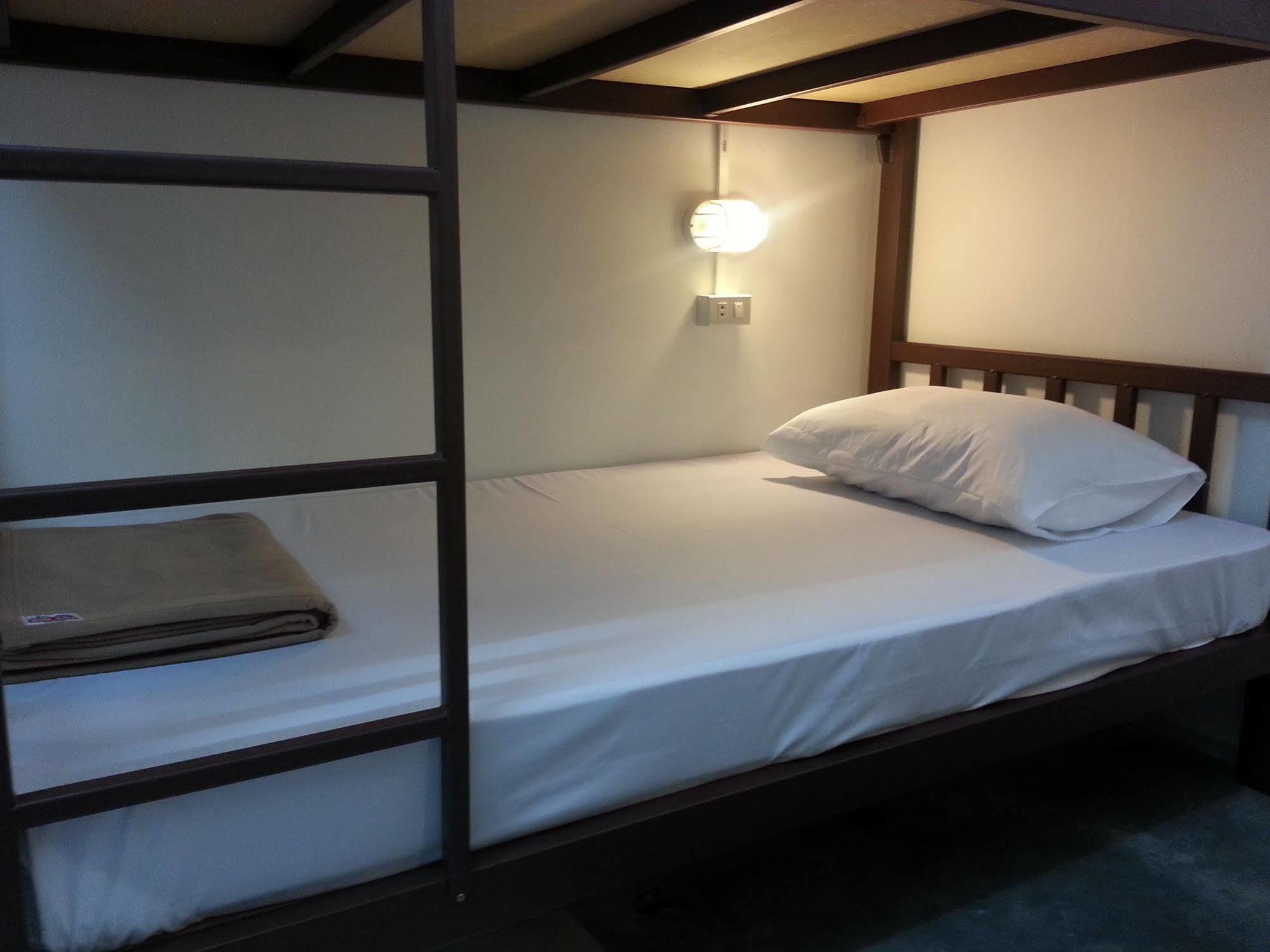 Dreams Guesthouse & Hostel Patong Esterno foto