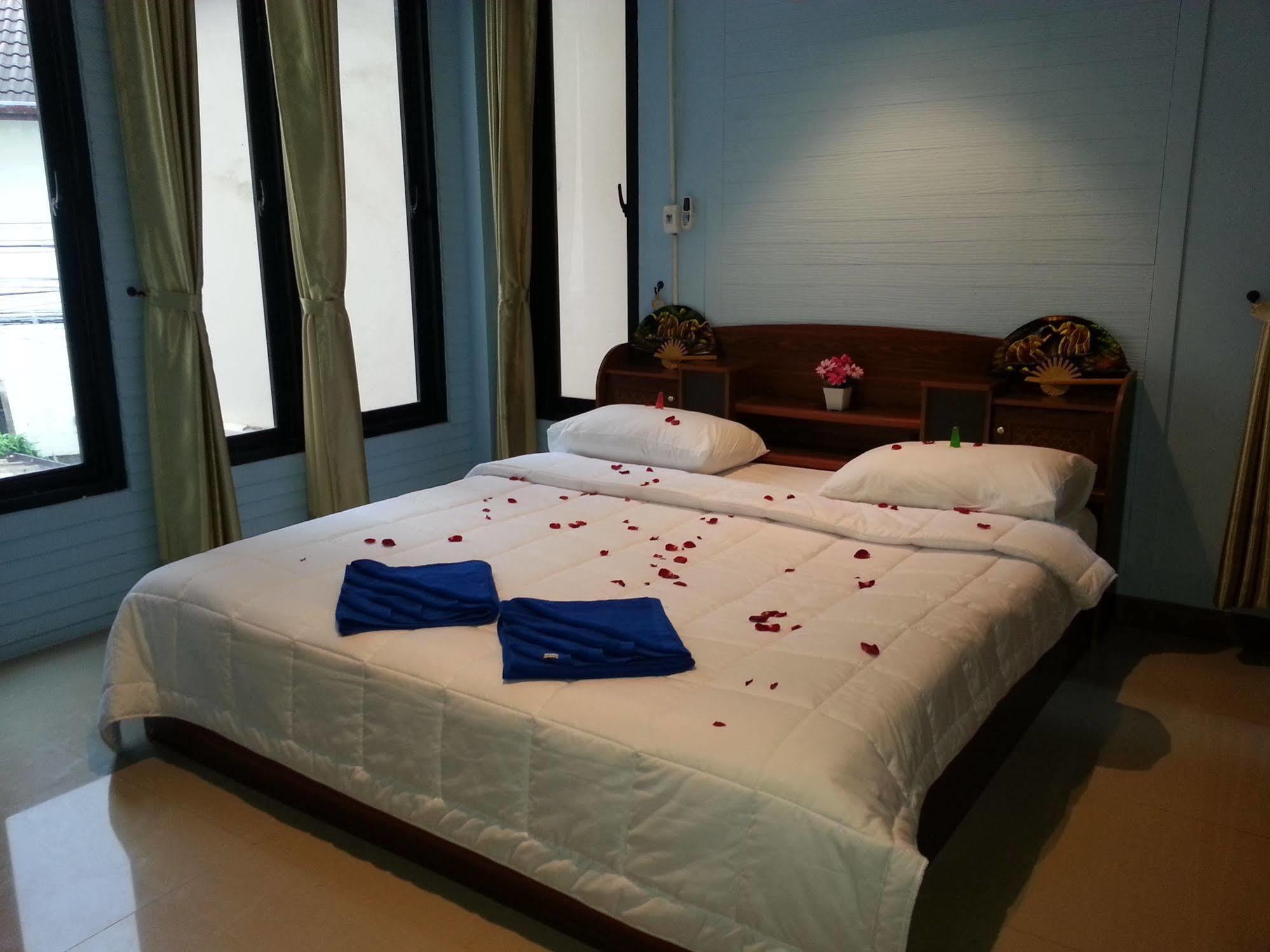 Dreams Guesthouse & Hostel Patong Esterno foto
